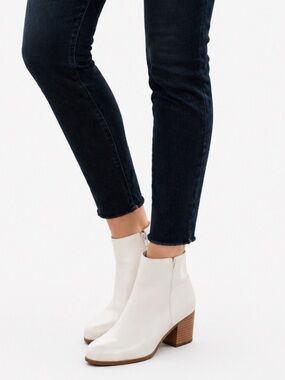 Comfortview Carlotta White Ankle Booties Sz 8.5W NEW NWOT Low Heel Zip Boots